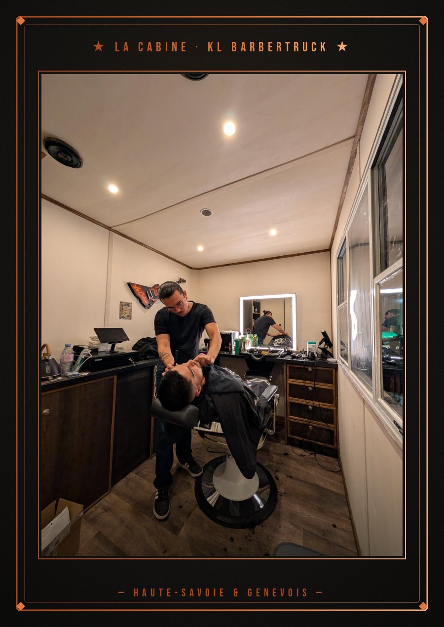 Kael, barbier de La Cabine, en plein rasage dans le truck